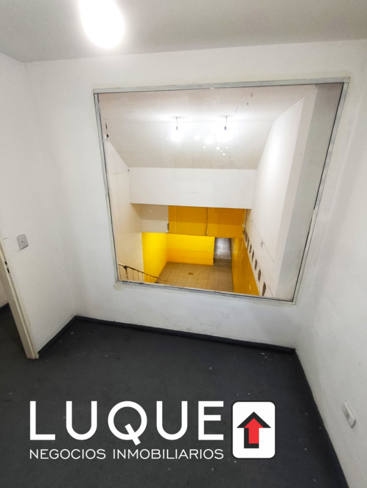 LOCAL AV. SAN MARTIN, ENTRE PEATONALES