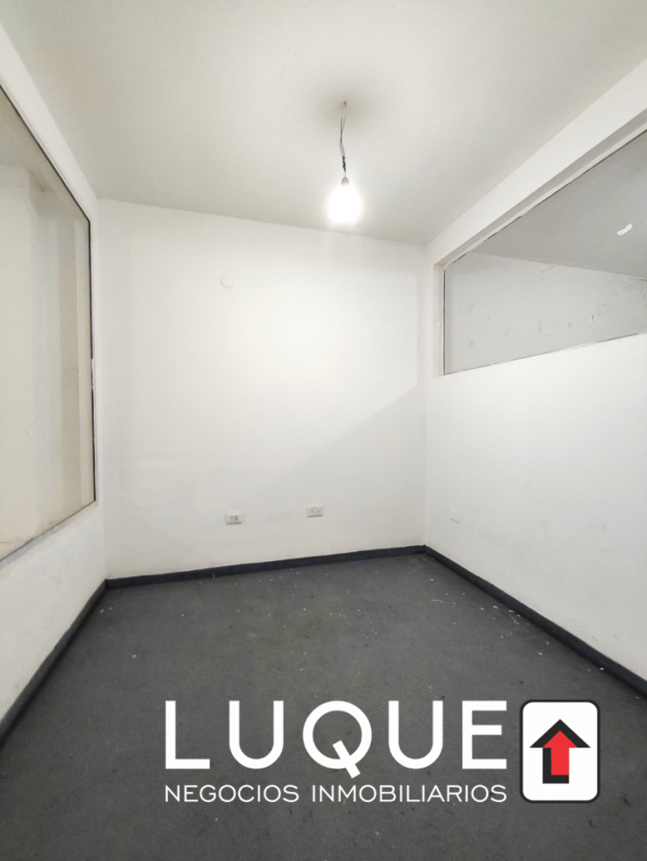 LOCAL AV. SAN MARTIN, ENTRE PEATONALES